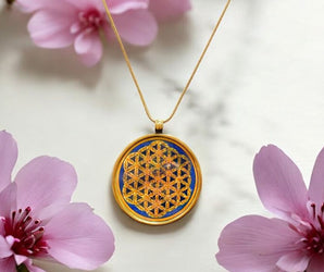 Collar de latón con flor de la vida