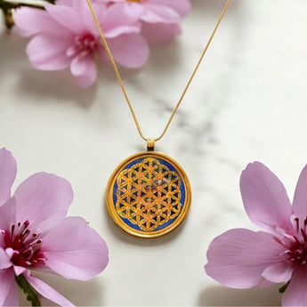 Collar de latón con flor de la vida