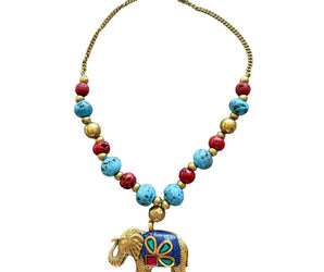 Collar de latón e incrustaciones de minerales naturales 