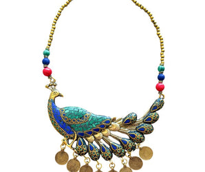 Collar de latón y figura de pavo real 