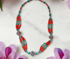 Collar de alpaca con pequeñas cuentas de minerales naturales