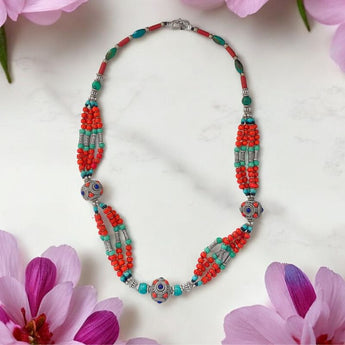 Collar de alpaca con pequeñas cuentas de minerales naturales