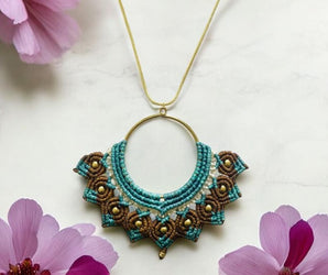 Collar de macramé y latón 