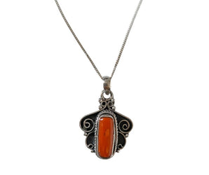 Collar de plata con coral elegante