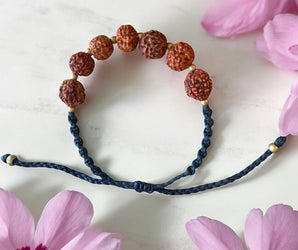 Pulsera ajustable de macramé con pequeñas semillas de Rudraksha