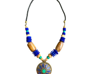 Collar con pieza colgante e incrustaciones de minerales naturales 