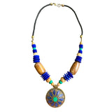 Collar con pieza colgante e incrustaciones de minerales naturales 