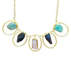 Collar de latón con piedras en bruto