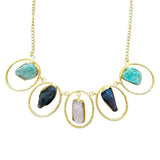 Collar de latón con piedras en bruto