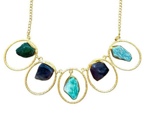 Collar de latón con piedras en bruto
