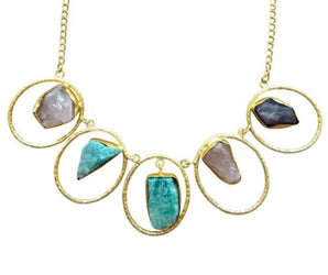 Collar de latón con minerales en bruto