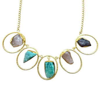 Collar de latón con minerales en bruto