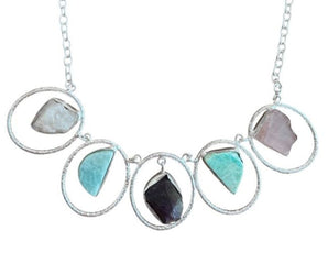 Collar de alpaca con minerales en bruto