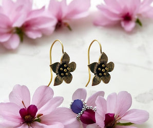 Pendientes de latón, elegantes y con diseño de flor 