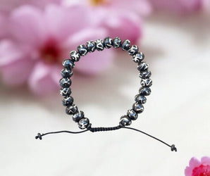 Pulsera de cuentas de hueso y macramé 