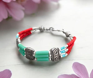 Pulsera de alpaca con pequeñas piezas de diferentes tonalidades 