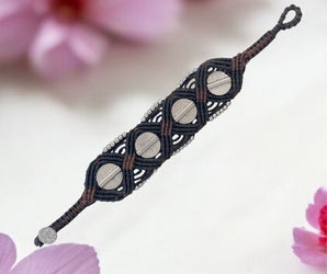Pulsera de macramé con piezas de alpaca