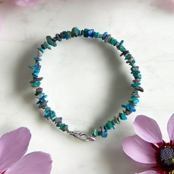 Pulsera de alpaca con pequeñas piezas de minerales naturales 