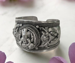 Brazalete grueso con diseño elegante representado por el Dios Ganesh 