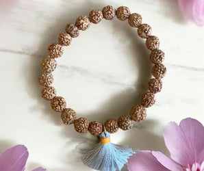 Pulsera formada por pequeñas semillas de Rudraksha