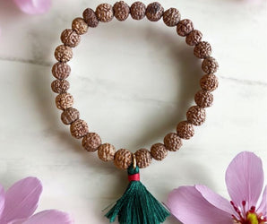 Pulsera formada por pequeñas semillas de Rudraksha