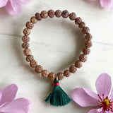 Pulsera formada por pequeñas semillas de Rudraksha