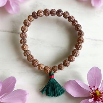 Pulsera formada por pequeñas semillas de Rudraksha