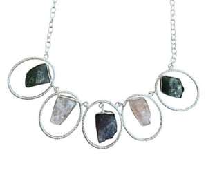 Collar de alpaca con minerales en bruto