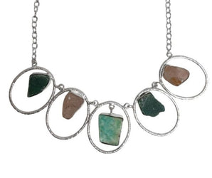 Collar de alpaca con minerales en bruto