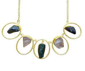 Collar de latón con minerales en bruto