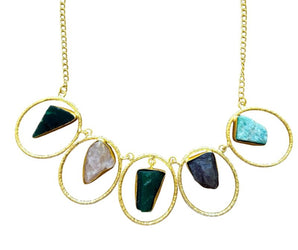 Collar de latón con minerales