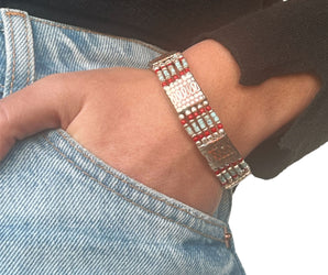 Pulsera de alpaca con estilo étnico y piedras naturales que la complementan 