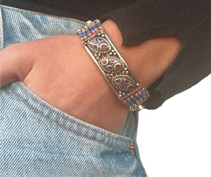 Pulsera de alpaca con estilo étnico y montada en piedras naturales que la complementan 