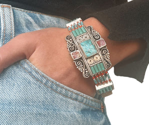 Pulsera de alpaca y estilo étnico, con minerales naturales que la adornan 