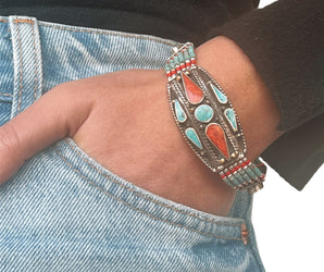 Pulsera de estilo étnico y montada en alpaca, con piedras naturales que la forman 