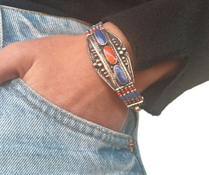 Pulsera de estilo étnico, montada en alpaca y con piedras naturales que la adornan 